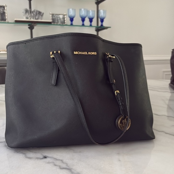 Jet Set Travel Large Saffiano Leather Tote Bag - Picture 3 of 13